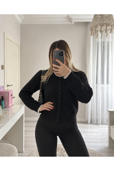 Ekim Store Πλεκτό πουλόβερ με δαντέλα και κουμπιά, σε πρώτο πλάνο