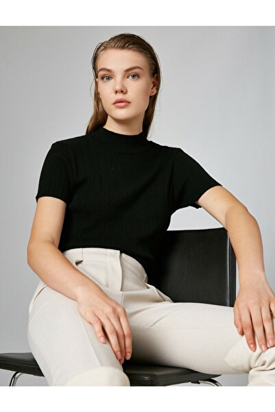 Koton Schwarzer Rollkragenpullover mit kurzen Ärmeln für Damen