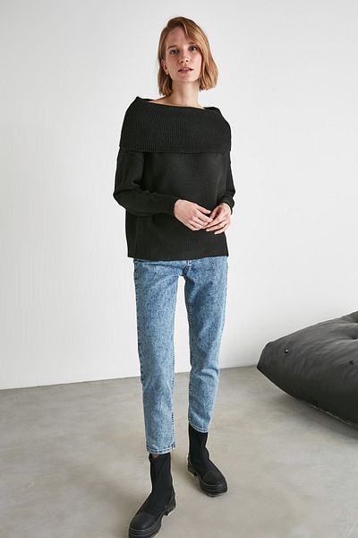 Trendyol Collection Pulover negru din tricotaje cu guler Carmen cu textura moale TWOAW20KZ1519