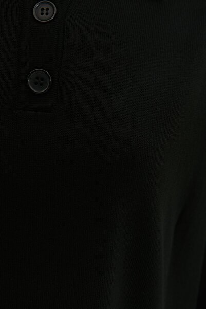 Trendyol Modest Černé polo límcové pruhované úpletové šaty TCTAW22EB0212