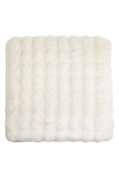 SHOPIENS Perna scaun decorativa off white din imitatie de blana cu model reli...