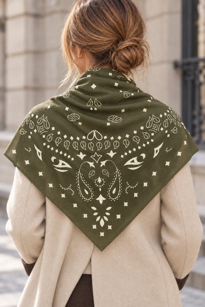 D scarf وشاح باندانا كبير الحجم بلون هاكي بملمس بارز من الكشمير ونقشة بيسلي –...