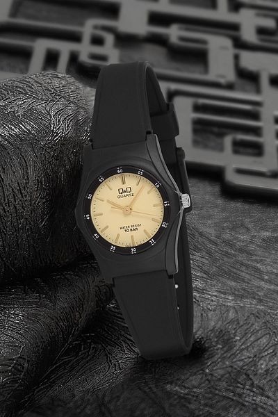 Q&Q Women's Black Wristwatch 3g3318