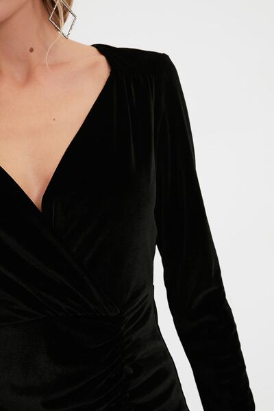 Kolekcia Trendyol Pletené zamatové krátke večerné šaty - detail s čiernym závesom, TPRAW20EL0543