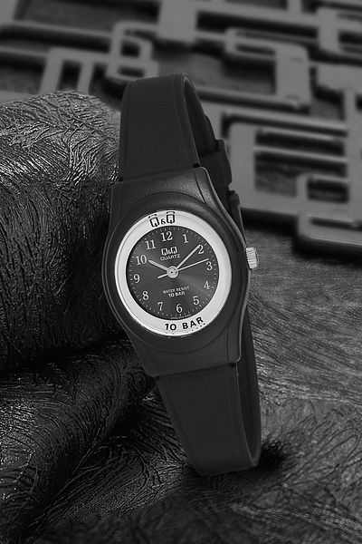 Q&Q Women's Black Wristwatch 3g3327