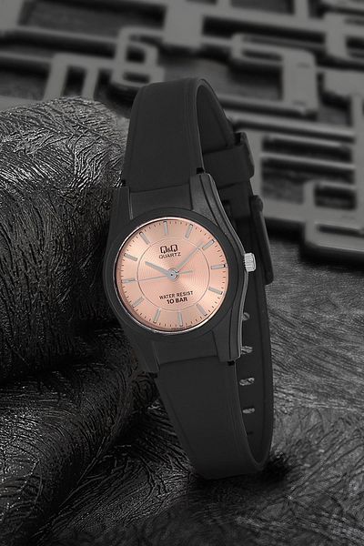 Q&Q Women's Black Wristwatch 3g3324