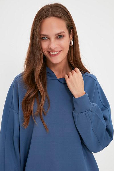 Trendyol Modest Marineblaues, übergroßes Scuba-Sweatshirt – mit Kapuze und Tasche TCTAW22TW0151