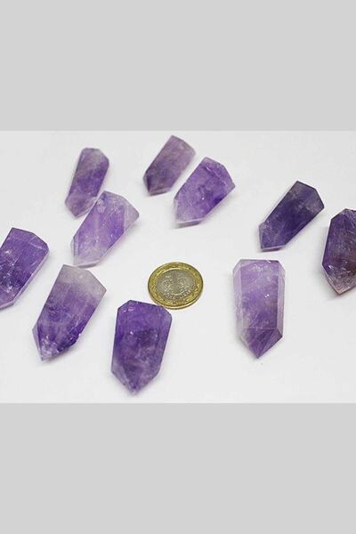 Yasamtohumu Ametist kamen sa vrhom piramide