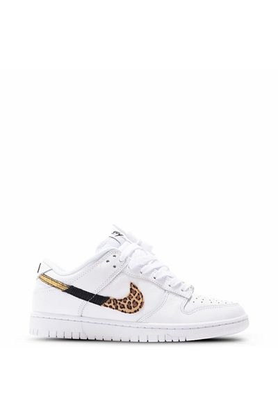 White nike basketball sale shoes with gold swoosh