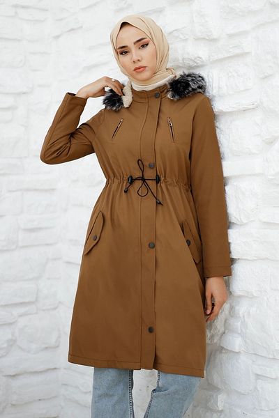 InStyle Chlupatý kabát s detailem na zip - hnědý