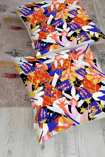 Realhomes Pernă decorativă modernă de podea cu desen geometric abstract pe fundal negru