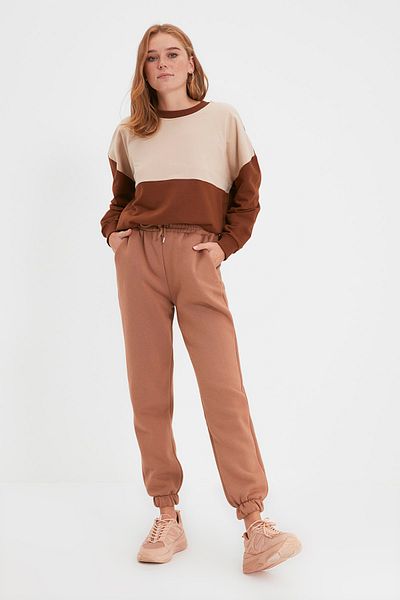 Trendyol Collection Světle hnědé tlusté vnitřní fleece základní pletené tepláky kalhoty TWOAW22EA0468