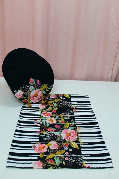 Viemso Striped Floral Patterned Runner, Set of 6 Charger Plates