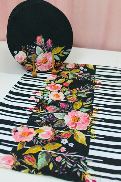Viemso Striped Floral Patterned Runner, Set of 6 Charger Plates