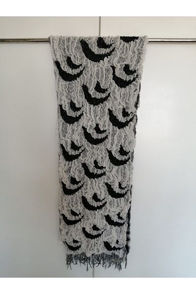 Butik Tülin Unisex Authentic Acrylic Black and White Rubberized Frilly Shawl