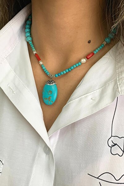 Suerte Accessories قلادة من الحجر الطبيعي بتصميم خاص مصنوعة يدويًا من حجر الفيروز والمرجان الطبيعي مع إكسسوارات اللؤلؤ