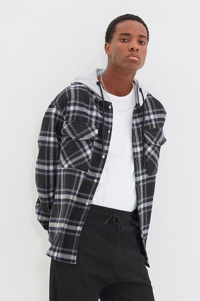 Trendyol Collection Schwarzes, kariertes, kariertes Winterjackenhemd mit doppelter Taschenklappe und Kapuze, normaler Winter-Holzfäller, kariertes Hemd TMNAW21GO0012