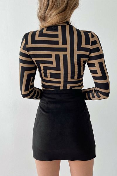 BE CHİC Γυναικεία μακρυμάνικη μπλούζα Camel Black Geometry με μισό ζιβάγκο Blz1002