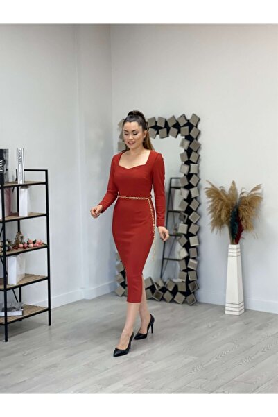 giyimmasalı Сукня з ланцюжковим поясом і коміром-стійкою - цегляний