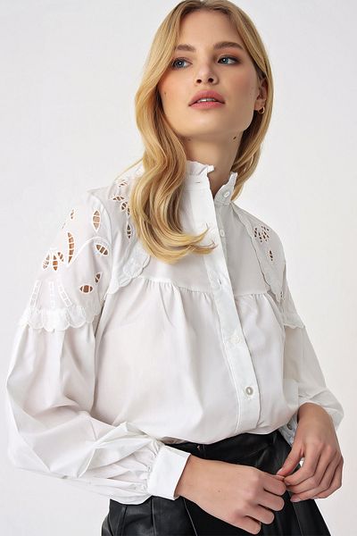 Trend Alaçatı Stili Weißes Damenhemd mit hohem Kragen und Guipure-Detail - ALC-X5121