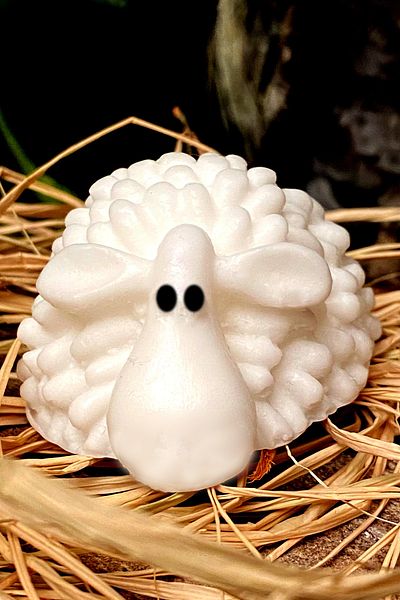 FANTASTİK SANAT ATÖLYESİ Decorative Gift Decorative Hand and Bath Soap with Lamb Figure - Honey Scented White - 80 Grams