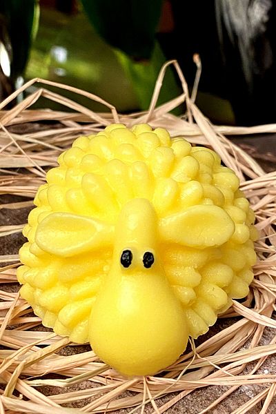 FANTASTİK SANAT ATÖLYESİ Decorative Gift Decorative Hand and Bath Soap with Lamb Figure - Honey Scented Yellow - 80 Grams