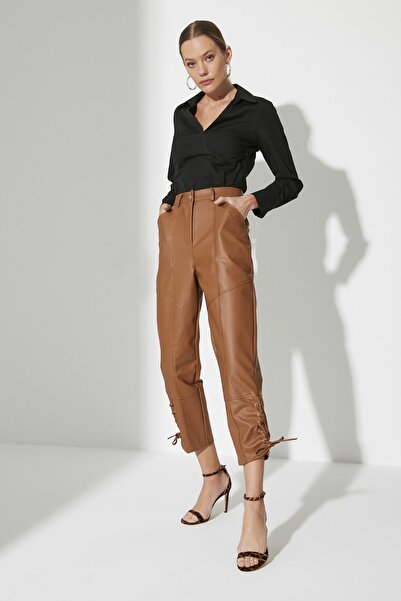 Trendyol Collection Pantaloni cu curea cu detaliu camel ochi de pasăre TWOAW2...