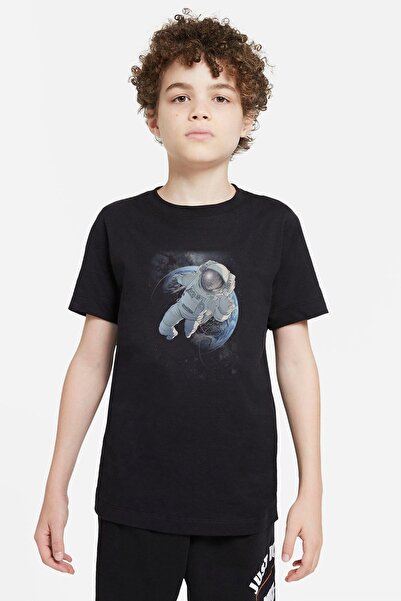 QIVI Unisex dečji crni astronaut Putovanje sa Zemlje u svemir Štampano T-shirt
