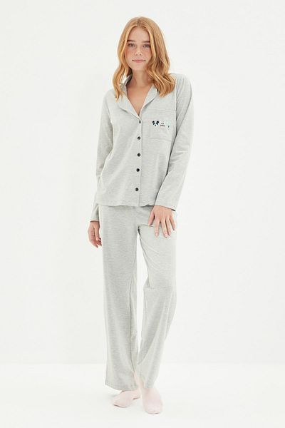 Trendyol Collection Graues, bedrucktes Strickpyjama-Set mit Baumwollpaspelierung und Taschendetail THMAW22PT0785