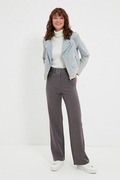 Trendyol Collection Anthrazitfarbene, gerade/gerade, gewebte Stoffhose mit Gürtel TWOSS21PL0104