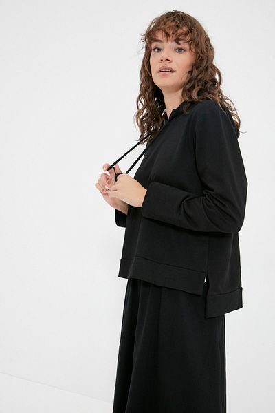 Trendyol Modest Schwarzes Strickset mit Kapuzenpullover und Rock TCTAW22US0027