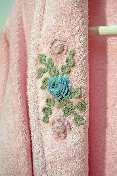 Class Pink Hand Embroidered Embroidered Bamboo Bathrobe