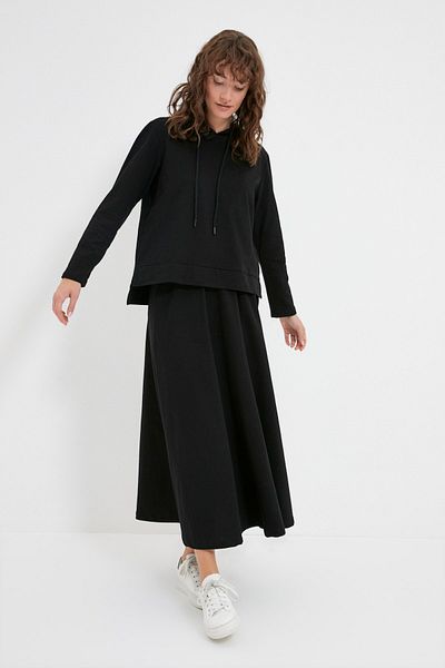 Trendyol Modest Schwarzes Strickset mit Kapuzenpullover und Rock TCTAW22US0027