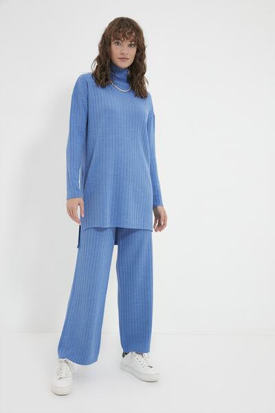 Trendyol Modest Blaues Strickset mit geripptem Rollkragenpullover und Hose TCTAW22US0101