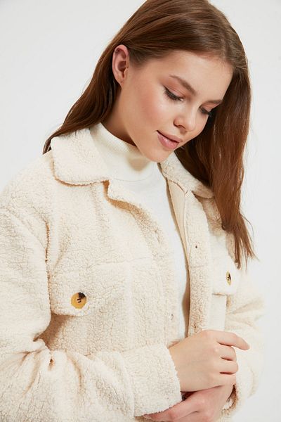 Trendyol Modest Béžový košeľový golier s dvojitým vreckom Plyšový kabát TCTAW22MT0007
