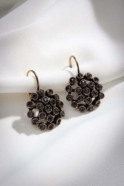 Süspüs Accessories Gri Taşlı Çiçek Otantik Küpe