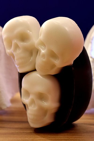 FANTASTİK SANAT ATÖLYESİ Decorative Gift Skull Skeleton Black Top White Bath Soap - Battal Boy - Vanilla Scented