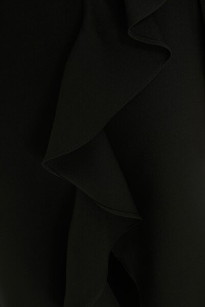 Trendyol Collection Detailní večerní šaty s černým límečkem TPRAW22EL2446