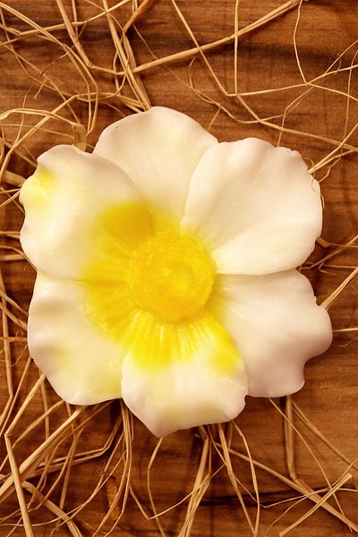 FANTASTİK SANAT ATÖLYESİ Lily Scented White Water Lily Flower Figured Decorative Bath Soap - 100% Natural