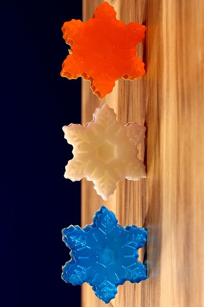 FANTASTİK SANAT ATÖLYESİ Decorative Gift White, Blue, Orange Color 3-Piece Snowflake New Year Luck Soap