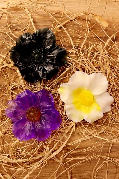 FANTASTİK SANAT ATÖLYESİ Decorative Gift Mixed Fruit Scented Black White Purple Color 3-Piece Water Lily Flower Bath Soap
