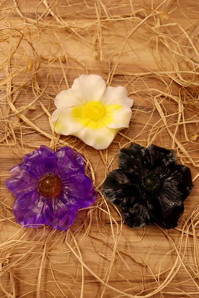 FANTASTİK SANAT ATÖLYESİ Decorative Gift Mixed Fruit Scented Black White Purple Color 3-Piece Water Lily Flower Bath Soap