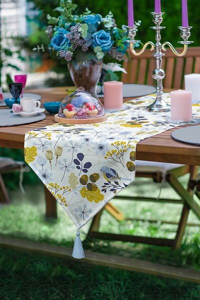 Realhomes Chenille Triangle Runner με φούντες με πολύχρωμο μοτίβο λουλουδιών Ψηφιακή εκτύπωση σε λευκό φόντο