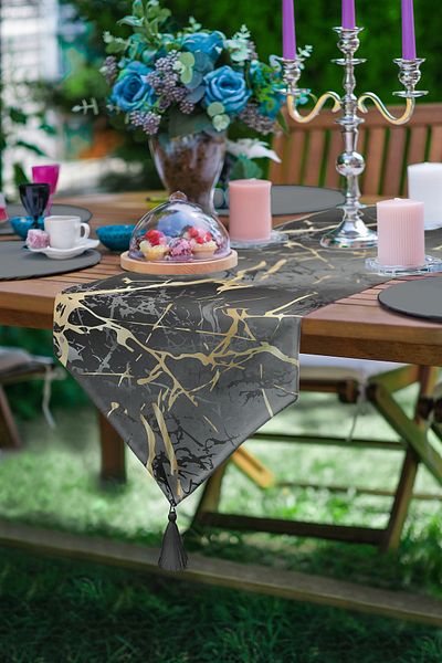 Realhomes Alergăr triunghiular de chenille cu ciucuri cu design special imprimat digital cu model de desen auriu pe fundal negru
