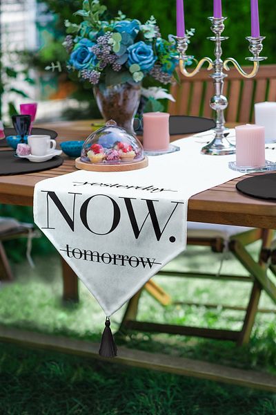 Realhomes Απόψε αύριο τώρα γραμμένο Ψηφιακή εκτύπωση Chenille Triangle Runner με φούντες