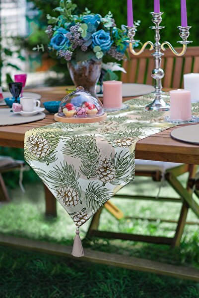 Realhomes عداء مثلث من الشنيل مطبوع رقميًا بأوراق الخريف الملونة على خلفية بيضاء