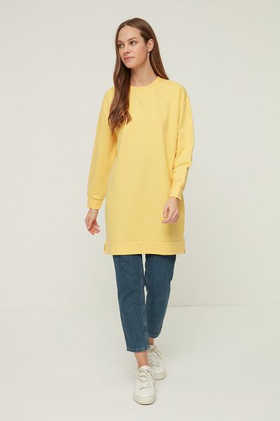 Trendyol Modest Gelbes Basic-Strick-Sweatshirt mit Rundhalsausschnitt und Schlitz und detailliertem Ausschnitt TCTAW22TW0138