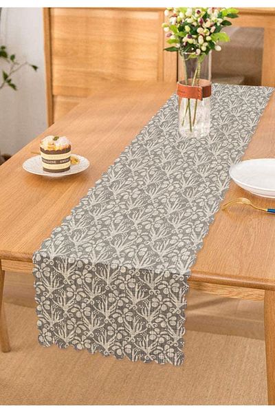 Realhomes Alergăr cu design special, cu motive de flori și ramuri pe fundal de denim gri