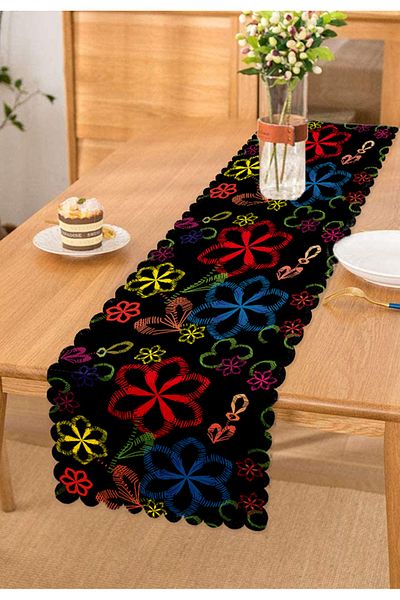 Realhomes Motive de flori pe fundal negru Design special Runner