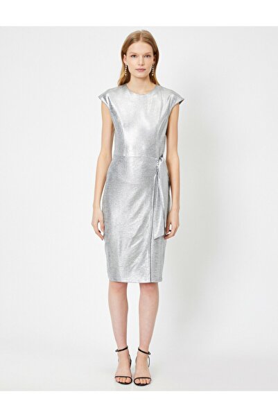 Koton Dámské večerní šaty s rozparkem a metalickým baglamovým detailem midi s krátkým rukávem